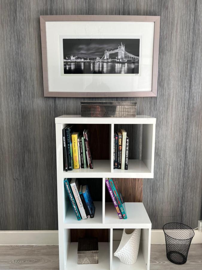 Appartamento Cityscape Serenity: 10Th Floor Oasis Near City Airport, Excel & 02 Londra Esterno foto