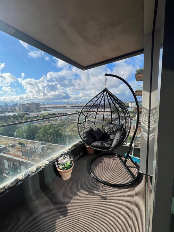 Appartamento Cityscape Serenity: 10Th Floor Oasis Near City Airport, Excel & 02 Londra Esterno foto